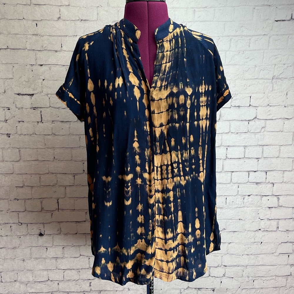 Soft Surroundings navy blue and tan tie dyed shirt size small